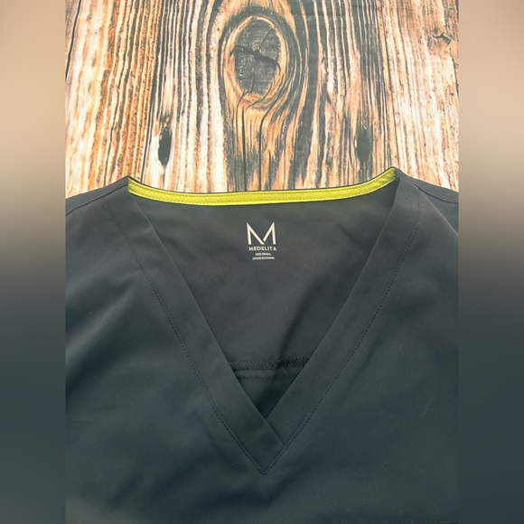 MEDELITA VISTA V-NECK SCRUB TOP - Picture 10 of 11